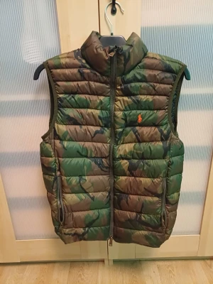 Polo Ralph lauren väst Stl S - Storlek Small köptes 2020 för 3199 kr på Johnells. Väldigt bra skick utan några defekter