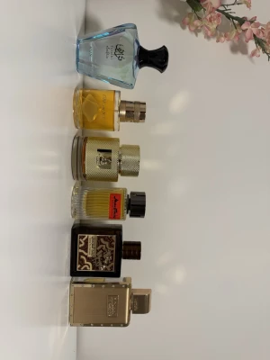 Afnan, Lattafa, Rochas parfymer - Afnan Electric Lattafa Fire On Ice Lattafa Qaa’ed Rochas Mustache EDP Lattafa Qaed Alfursan Untamed Lattafa Kingdom  Alla är fulla förutom alfursan och kingdom. Se andra bilden och avgör mängden själv.  📦 Alla har presentation.
