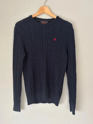 Mörkblå kabelstickad Morris tröja - Mörkblå Kabelstickad tröja från Morris | Mycket bra skick | Storlek M | Ställ gärna frågor 🙌🏼