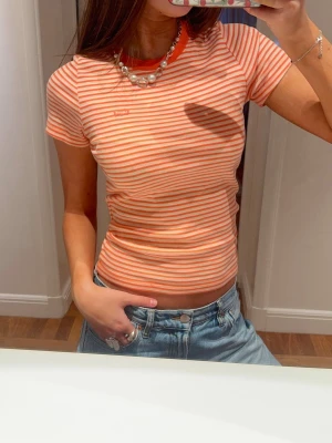 Randig tröja  - Säljer denna Super snygg tröja från Levis 🤗🩷🩷