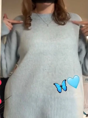 Ljusblå stickad tröja - Mysig ljusblå stickad tröja med rund hals och avslappnad passform. Tröjan har bred ribbstickad kant nedtill och vid ärmsluten. Perfekt för lager på lager och enkel att styla till olika outfits. Materialet ser ut att vara mjukt och skönt.