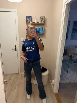 Mörkblå bootcut jeans Gina - Mörkblå bootcut jeans från Gina i storlek 36. Knappt använda! Normala i midjan ☺️