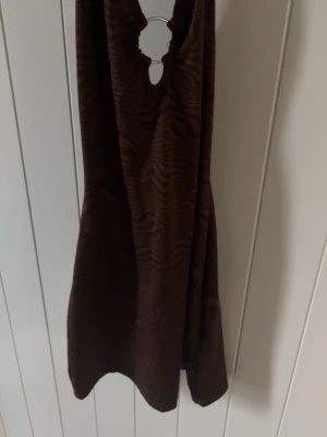 Brun klänning - Brun mönstrad klänning från h&m storlek XS, perfekt inför sommaren💕