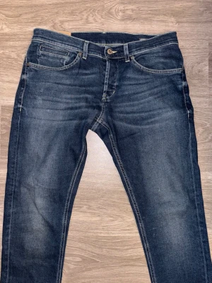 Dondup George Jeans - Hej! Säljer dessa riktigt snygga Dondup jeans i modellen George ✨💫 || Skick : Bra || Storlek : W33 || Personen på sista bild är 187cm och väger 77 pannor ⚡️🤩 || Har du några frågor är det bara att skriva 🌟🌟