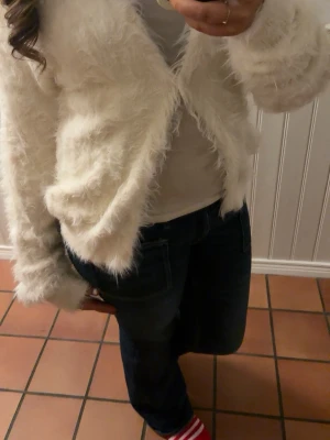 Vit fluffig kofta med lång ärm - Säljer en vit kofta från Carin wester, den är använd 1 gång och står ej storlek men ca S-L. Den är inte så lång som på bilden🩷🩷