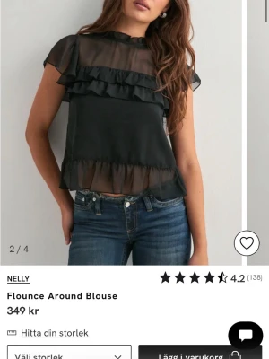 Svart volangblus från Nelly - Jättefin blus!! säljer då jag köpte en i större storlek och glömde lämna tillbaka denna😁har den i orginalgörpackning och är inte alls använd!