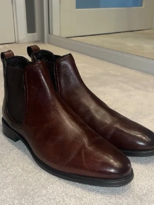 Chelsea Boots  - Säljer ett par riktigt schyssta Chelsea boots i storlek 42,5. Skorna är av en spetsig modell så är större i storlek och passar 43 också. Skick 9/10 och nypris ligger runt 2500kr men säljer nu för endast 749kr. Hör gärna av er vid minsta lilla fundering! 