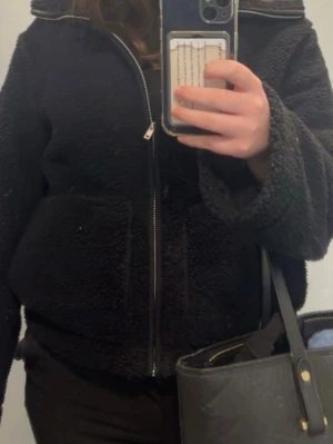 Svart teddyjacka - Knappt använd, inga defekter. Nyskick! Och så användbar! Har en liknande därav säljs den.