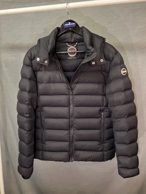 Colmar jacka  - Hej! Säljer nu denna sjukt snygga colmar jacka i toppskick! Den är steamad så den är som ny igen! Size 48 som motsvarar S. Modellen är 180(passar perfekt) nypris ca 4000kr. Garanterad äktehet(525+ nöjda kunder ✅) varmt välkommen att höra av dig! 🤝😊