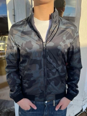 Woolrich windbreaker vändbar  - Säljer nu denna otroligt snygga vändbara vårjackan från Woolrich i grymt skick med ett snyggt camo mönster som ena varianten och en klassisk blå som den andra!🙌🙌🤩Cond:9/10