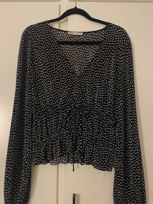 Svartprickig blus från Zara - Mycket bra skick, använd en gång 