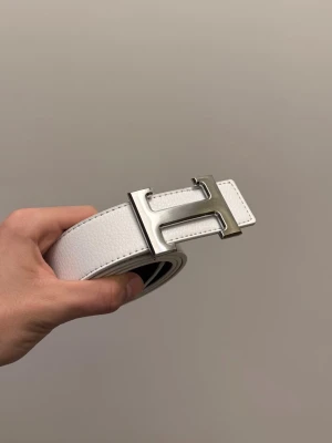 Vit-Silvrigt Hermèsbälte - Tja, säljer detta snygga vit-silvriga hermèsbälte. Inga defekter och i nyskick. Hojta till vid frågor eller funderingar!