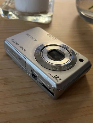 Sony Cyber-shot silver digitalkamera - Säljer en stilren Sony Cyber-shot digitalkamera i silver med 7.2 megapixlar och Carl Zeiss-objektiv. Kameran har kompakt rektangulär form och är tillverkad i metall. Perfekt för dig som vill fånga minnen med en klassisk digital kamera.