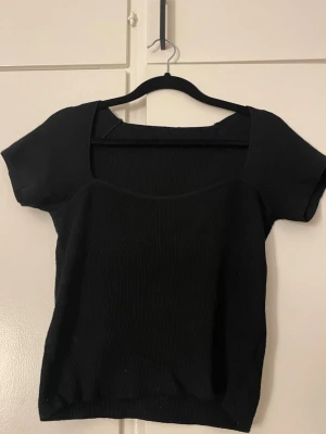 Svart ribbad topp med fyrkantig ringning - Inga defekter 
