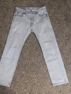 Grå Levi's jeans - Grå Levi's jeans. storlek 30/30. 2-3 månader gamla, inge defekter. 8/10 skick.