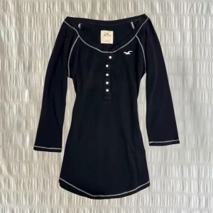 rare 2000s Hollister henley  - sällsynt jättefin 3/4 ärmad vintage Hollister topp i perfekt skick mjukt och stretchigt tyg 💙normal i storlek 💌kan skickas ingående 