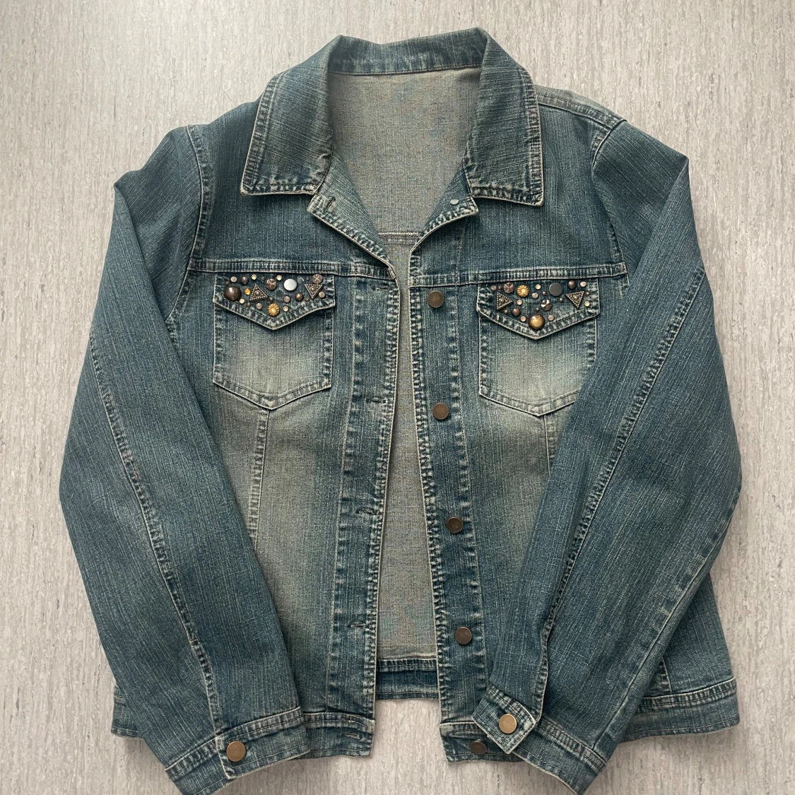 Blå jeansjacka med snygga detaljer