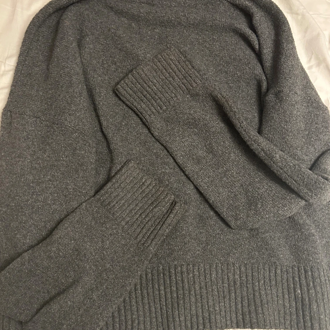 Mörkgrå stickad v-ringad tröja  - 2
