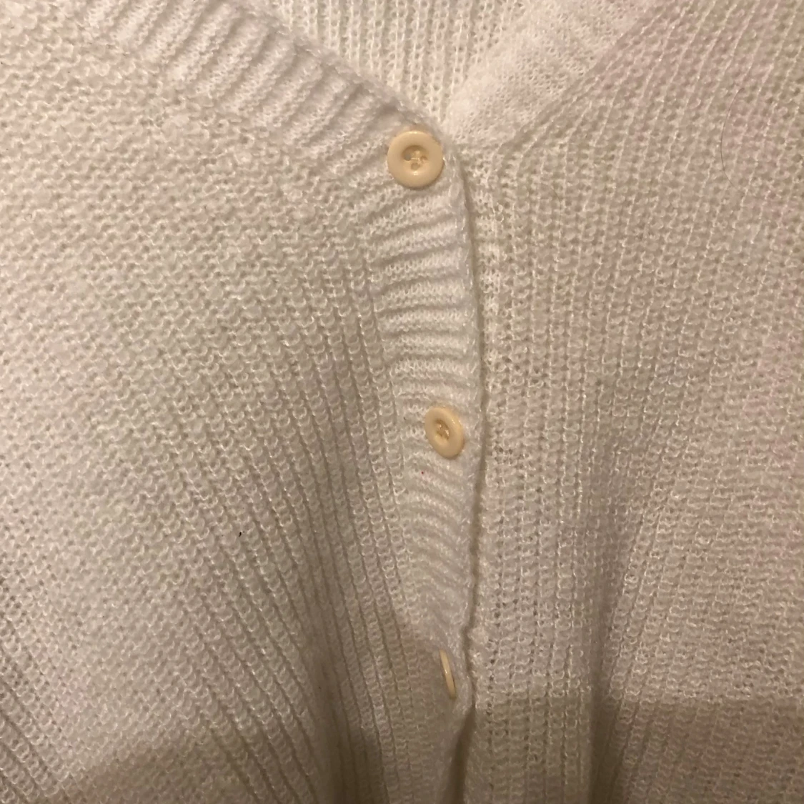 Vit stickad kofta med små knappar - 3