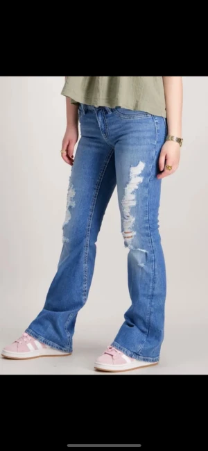 Gina iconic twisted jeans - Säljer ett par lågmidjade bootcut jeans från Gina Young i storlek 170. Dem är i ett jättefint skick och har använts 1 gång
