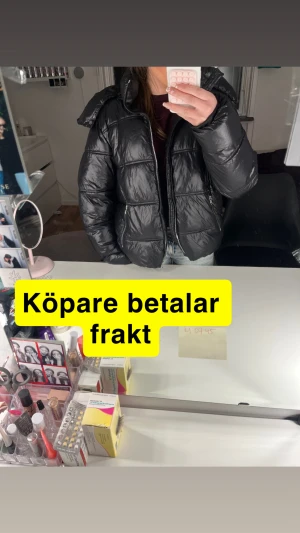 Svart pufferjacka med huva - Säljer en svart vinterjacka från lager 157 i storlek xs. Jag köpte den förra året men jag köpte fel jacka. Jag har nästan aldrig använt den. Dragkedjan är enkel. 