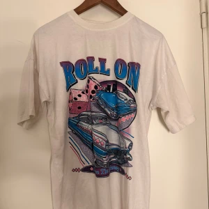 Baggy T-Shirt  - Säljer lång baggy T-shirt från SHEIN i storlek M. Skön, oversized passform och perfekt för en avslappnad och trendig look. I fint skick!