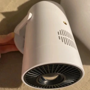 Projector for Phone - Kompakt LCD-projektor för mobiltelefon med fjärrkontroll, HDMI, USB och Type-C anslutningar. Levereras med originalförpackning, manual och fjärrkontroll. Den är endast använd ett fåtal gånger och passar perfekt för filmkvällar osv. 350kr nu (runt 300 vid snabb affär)🤍🤍 Vid mer info osv hör gärna av dig🫶🏼🫶🏼