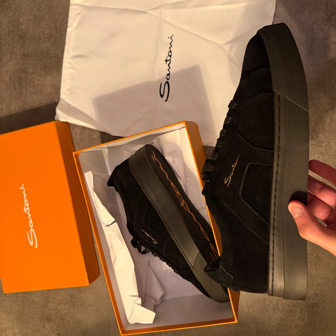 Svarta sneakers från Santoni i mocka