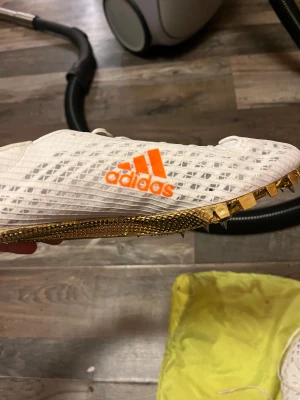 Adidas sprint skor - Hej! Säljer mina springskor då dem inte används längre. Dem användes 5-10 gånger och är i nysick samt storlek 44.