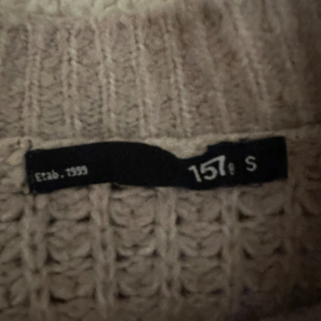 Beige stickad tröja från 157