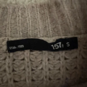 Beige stickad tröja från 157 - Säljer jättefin stickad tröja från Lager 157 då den inte används. Inte trasig någon stans och nästan som ny. Pris kan diskuteras 💕