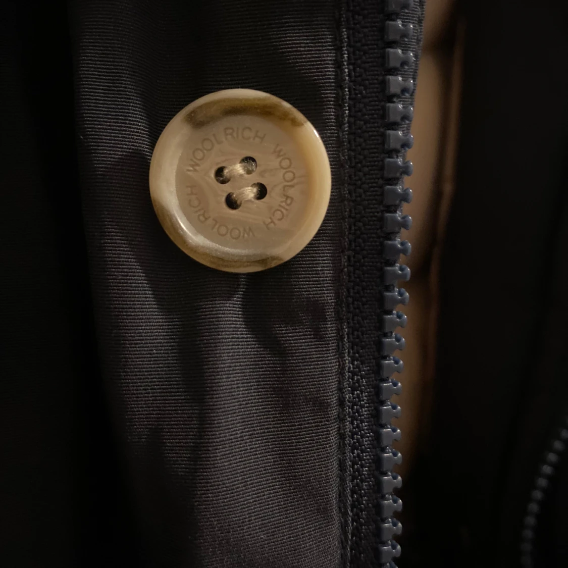 Svart parkas från Woolrich med päls - 4