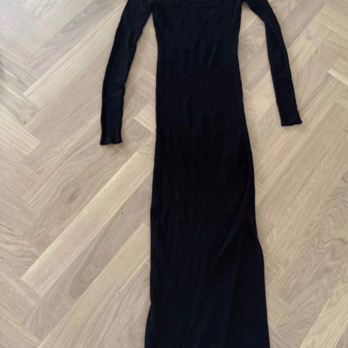 Svart ribbad långklänning från Amisu