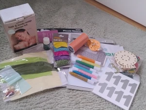 Panduro mystery bag - Mystery från Panduro fylld med pysselgejer. Påsen innehåller massor av bra grejer som man kan använda när man pysslar.  Köpte den för ca 100 kr, men jag har lagt i fler saker som jag inte använder 