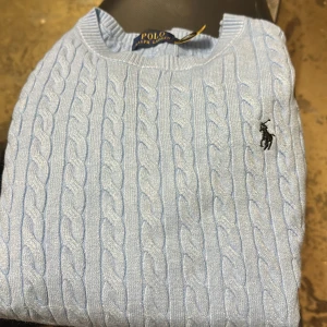 Ljusblå stickad tröja Polo Ralph Lauren - Säljer min Ralph lauren cableknit för den är för liten. Är medium men sitter som S. Skriv vi minsta fundering
