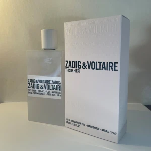 Zadig & Voltaire This Is Her edp -  Zadig & Voltaire This is her . 100 ml.  Ca 97ml kvar? Se bild nr 4. Endast testad.  En mjuk, fräsch parfym.  Självklart äkta. Köpt på Lyko  Nypris för 100ml är 1018kr. 