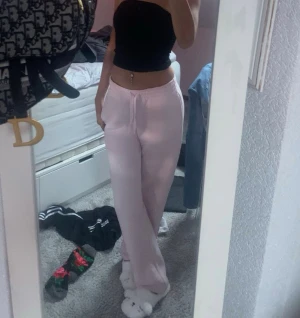 Ljusrosa mjukisbyxor med snörning - Säljer ett par ljusrosa mjukisbyxor med snörning i midjan. Kommer inte till användning mer💗