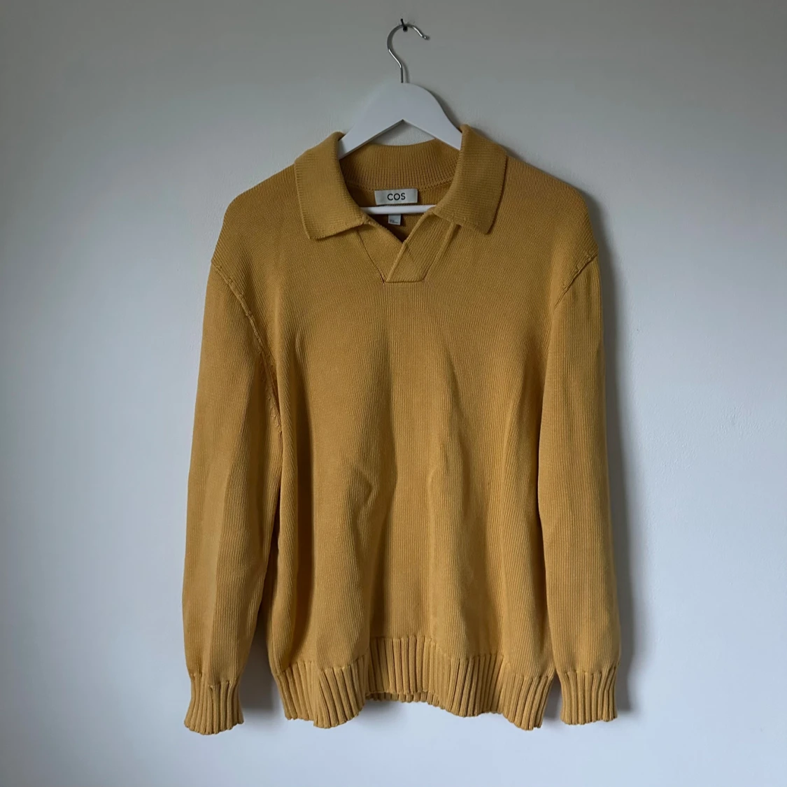 Gul stickad pikétröja från COS