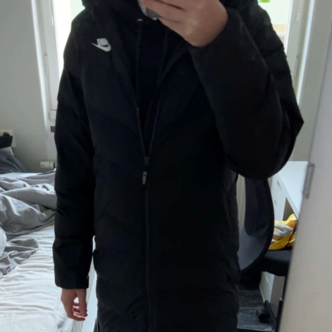 Svart lång vinterjacka från Nike - 1