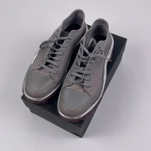 Raf Simons x Adidas Detroit Runners - Raf Simons x Adidas Detroit Runners. Använda en del, silver på sulan är bortrubbat/borta, torbox har lite fläckar, se bilder för mer info. Kommer med låda och extra skosnöre!