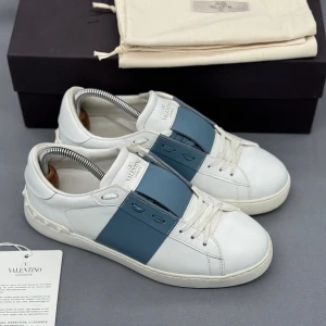 Valentino Skor | 40 - Valentino Open Sneakers | Grymt skick! | Dustbag ingår | Storlek 39.5 men passar 40 | INGA BYTEN | Fraktar spårbart eller möts upp i Täby