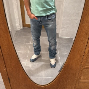 Replay jeans  - Ett par snygga byxor från replay i storlek W33 L34 i modellen Anbbas 