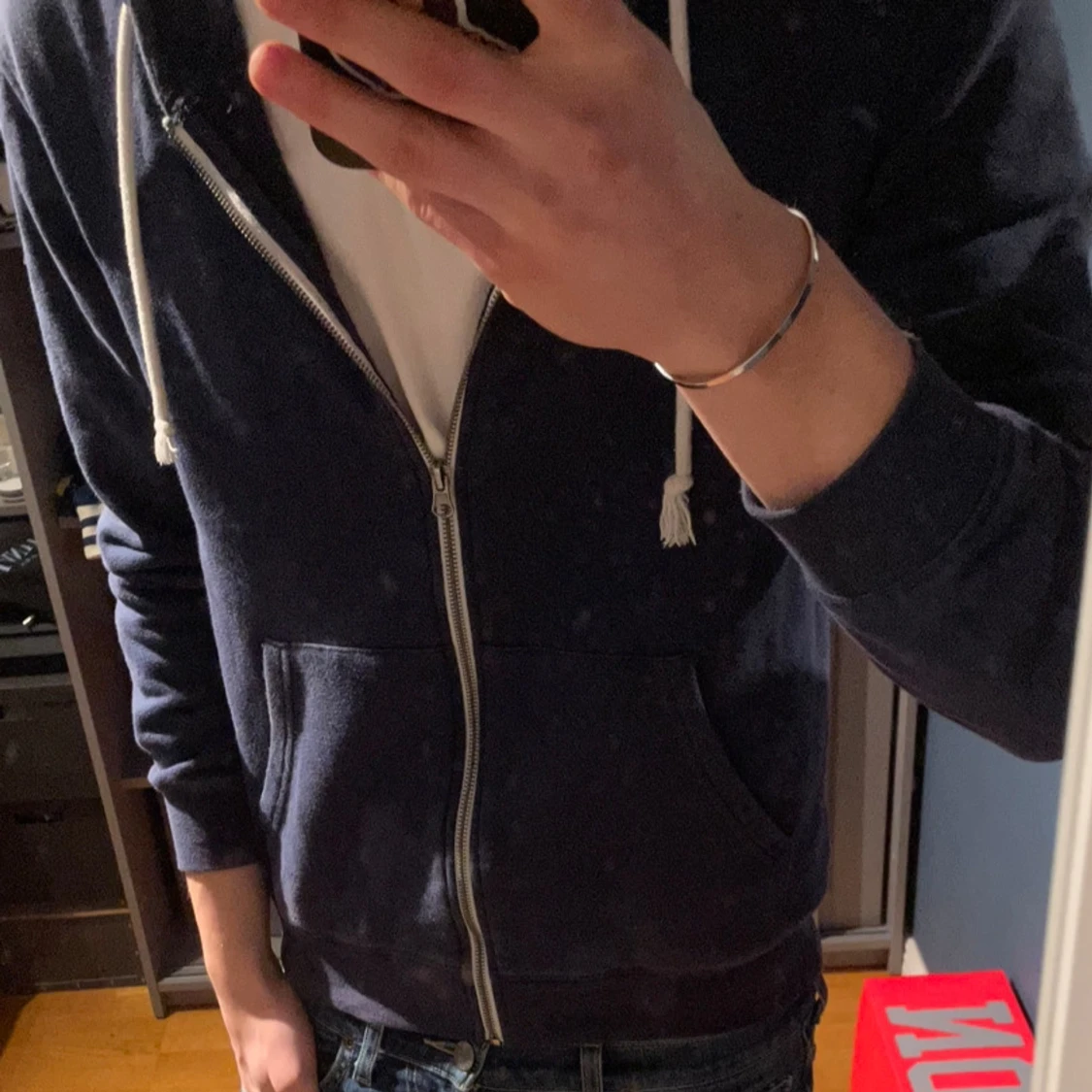 Mörkblå hoodie med dragkedja