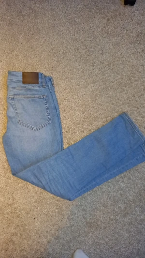 Ljusblå jeans från Vailent - Säljer ett par ljusblå  från Vailent i storlek XS motsvarar typ W28 L32. Jeansen har klassisk femficksdesign, smal passform och normal midja. Materialet är mjukt denim med snygga slitningar och kontrastsömmar. Perfekt för dig som gillar en clean och modern look. Dem är knappt använd och köpta för 1500 i Göteborg pris kan diskuteras vid snabb affär🤗