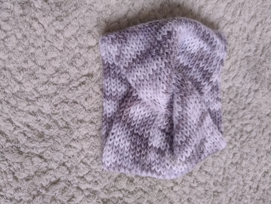 Grått stickat pannband med twist