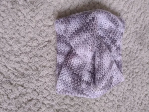 Grått stickat pannband med twist - Stickat pannband i olika grå nyanser med twistad front som jag gjort själv. Perfekt för att hålla öronen varma och samtidigt ge en chill vibe till din look. Mjukt och bekvämt material som sitter bra på huvudet. Perfekt för att vara både snygg och bekväm i vinter.