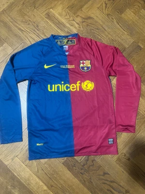 FC Barcelona - Jätte fin långarmad tröja som jag fick i present men har aldrig använt den så den är fof helt ny för mer information skriv gärna 
