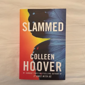 Slammed - Upptäck 'Slammed' av Colleen Hoover – en bok med färgstarkt omslag och lockande titel. Perfekt för dig som gillar starka känslor och engagerande berättelser. Från författaren till 'It Ends With Us'.