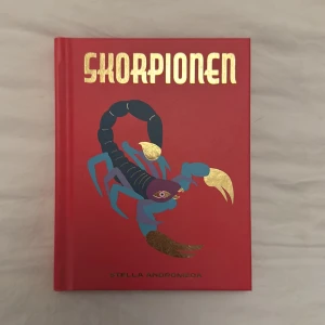 Skorpionen - Upptäck boken 'Skorpionen' med ett coolt omslag i rött och guld, perfekt för dig som är nyfiken på stjärntecken eller vill ha en snygg bok i hyllan. Passar dig som gillar mystik och personlighetstester.