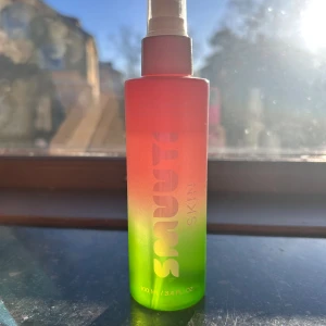 Smuuti Skin Watermelon Dew Toner Mist - Fräsch toner mist med vattenmelonextrakt och hyaluronsyra från Smuuti Skin. Flaskan är snyggt designad i rosa och limegrönt plast, 100 ml. Perfekt för att återfukta och ge glow till huden, sprayas enkelt med pumpen. Lite använd därför sänks priset.